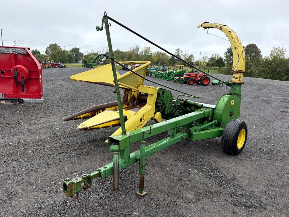 JOHN DEERE 3800 CHOPPER W/2 ROW HEAD