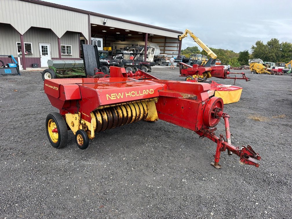 NEW HOLLAND 273 SQ BALER