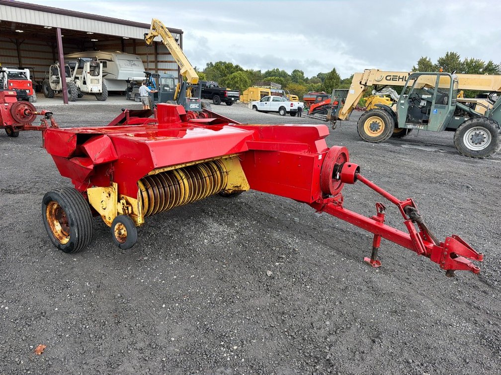 NEW HOLLAND 273 SQ BALER