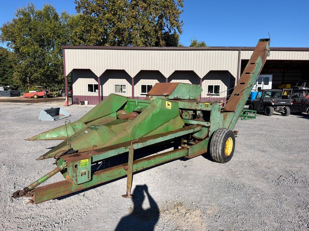 JOHN DEERE 300 CORN PICKER