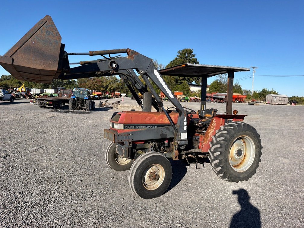 CASE IH 495 TRACTOR W/LOADER