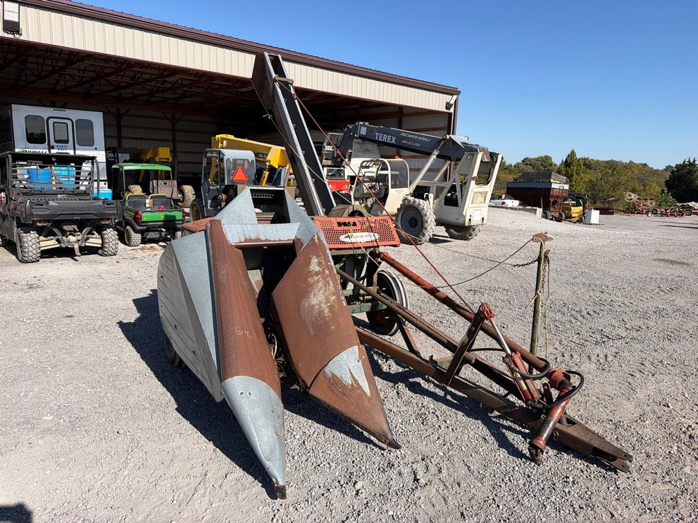 NEW IDEA 323 CORN PICKER