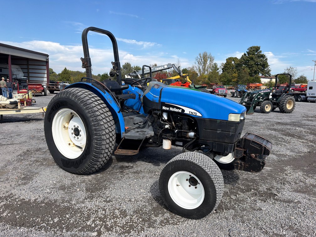 NEW HOLLAND TN70 TRACTOR