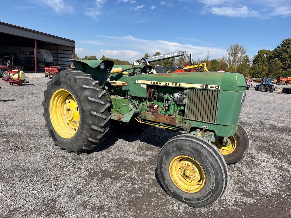 JOHN DEERE 2640 TRACTOR