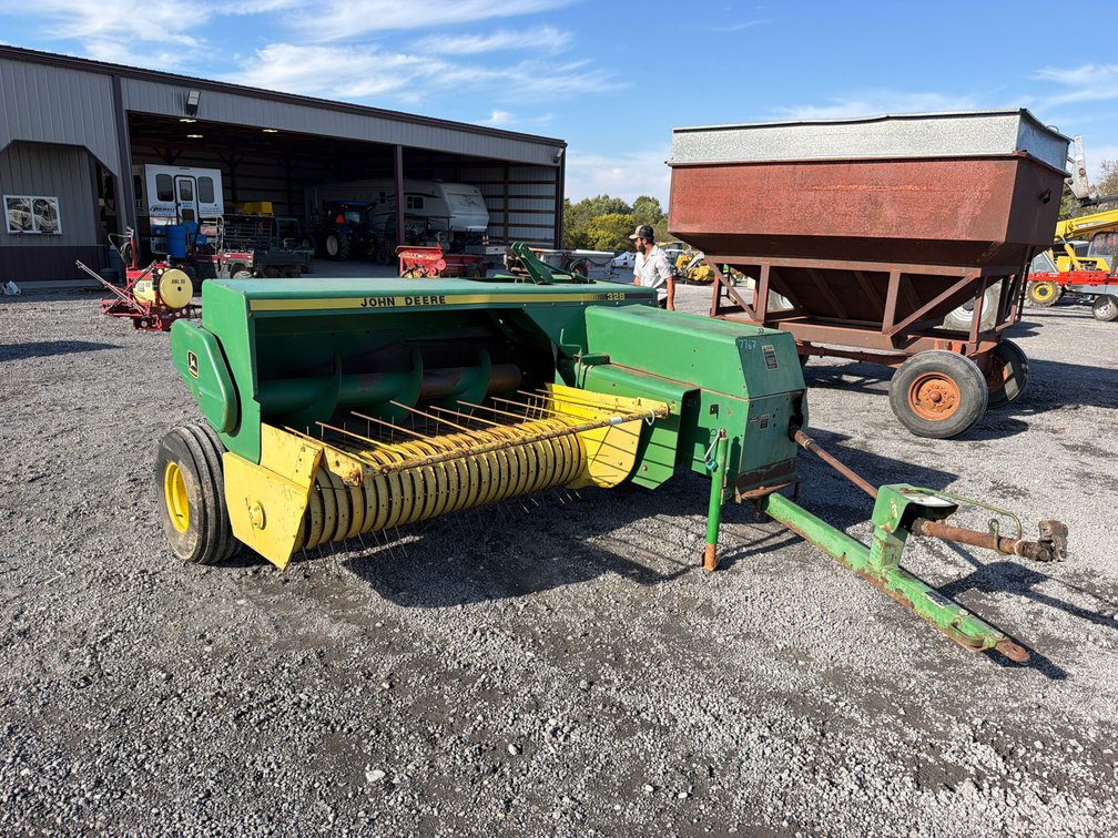 JOHN DEERE 328 SQ BALER