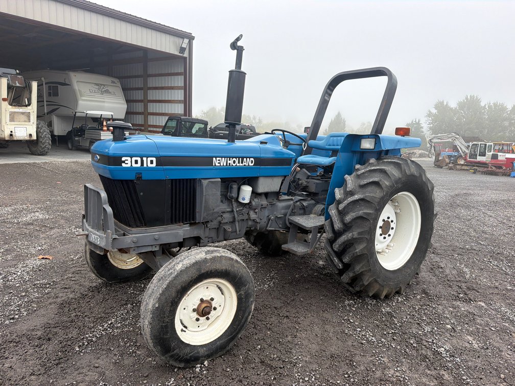 NEW HOLLAND 3010 TRACTOR