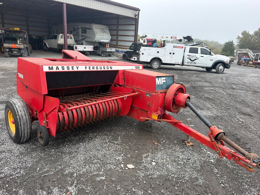 MASSEY FERGUSON 126 SQ BALER