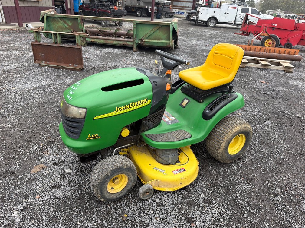 JOHN DEERE L118 MOWER