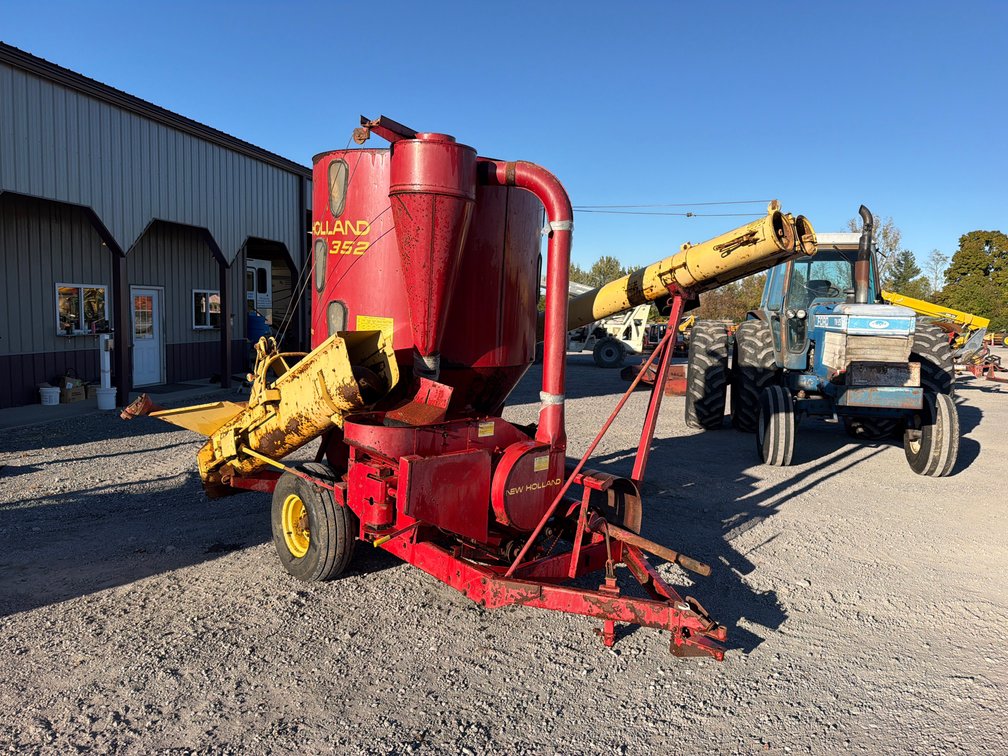 NEW HOLLAND 352 GRINDER MIXER