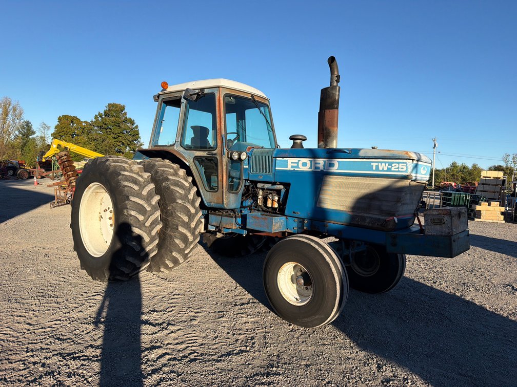 FORD TW-25 TRACTOR