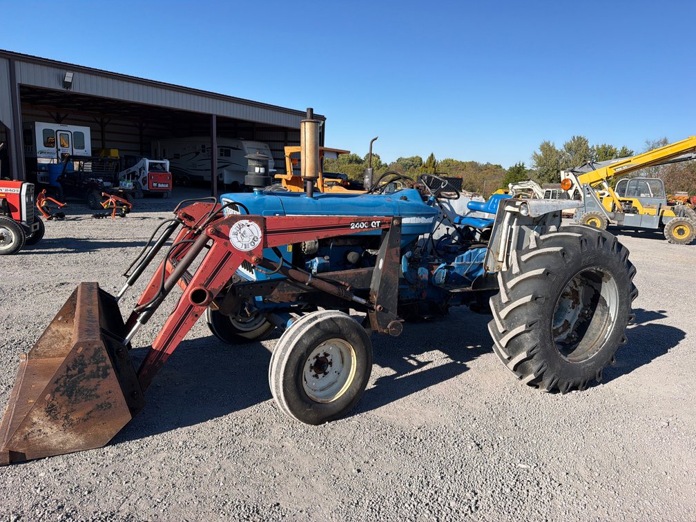 FORD 5600 TRACTOR W/LOADER