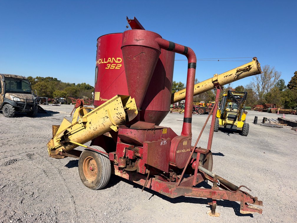 NEW HOLLAND 352 GRINDER MIXER