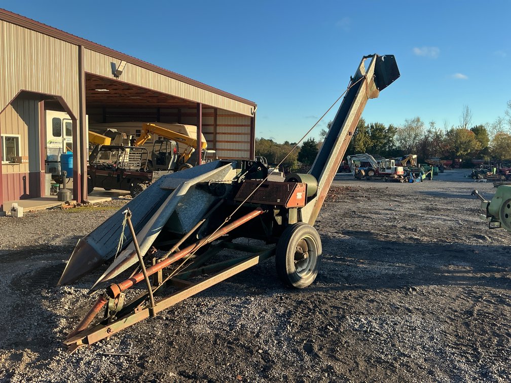 NEW IDEA 323 CORN PICKER