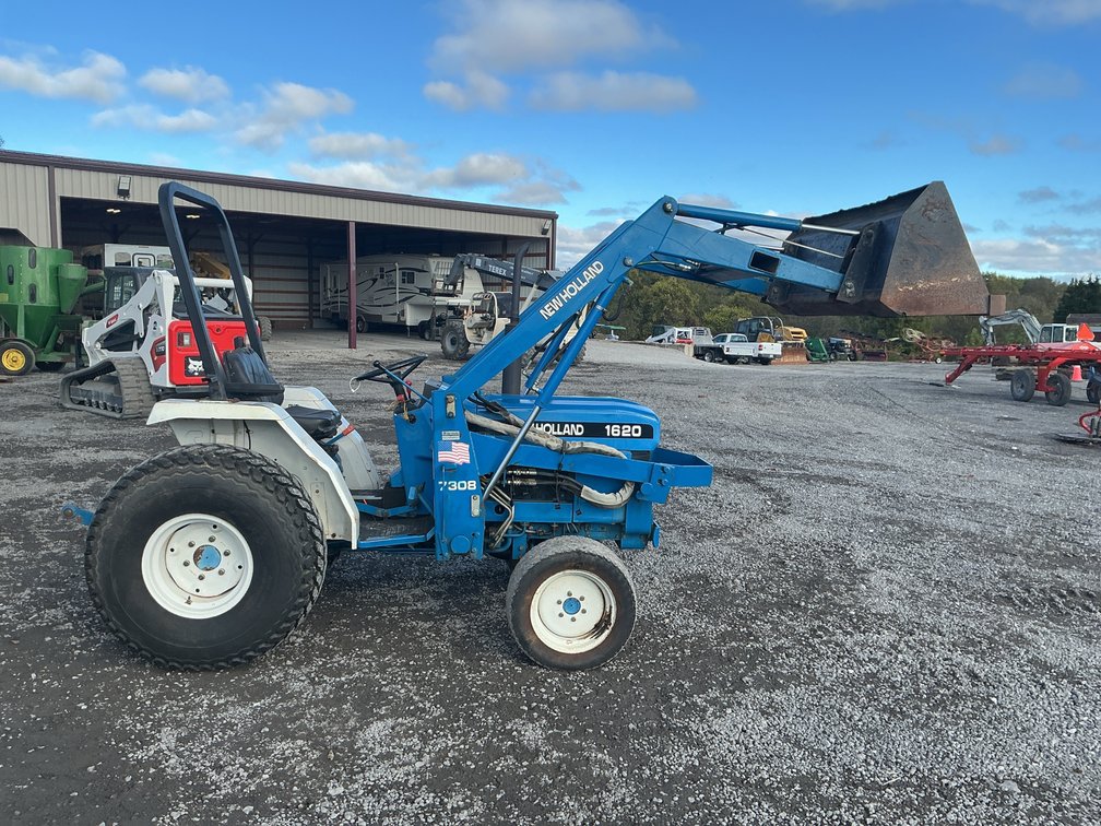NEW HOLLAND 1620 HST TRACTOR W/LOADER
