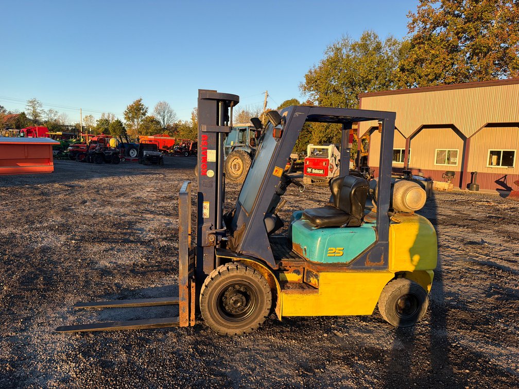 KOMATSU FG251-12 FORKLIFT