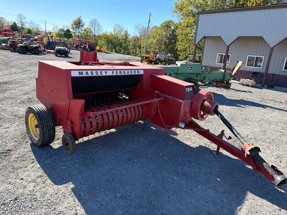 MASSEY FERGUSON 124 SQ BALER