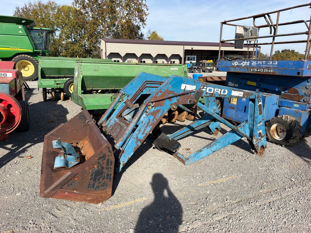 FORD 7210 LOADER W/BRACKETS