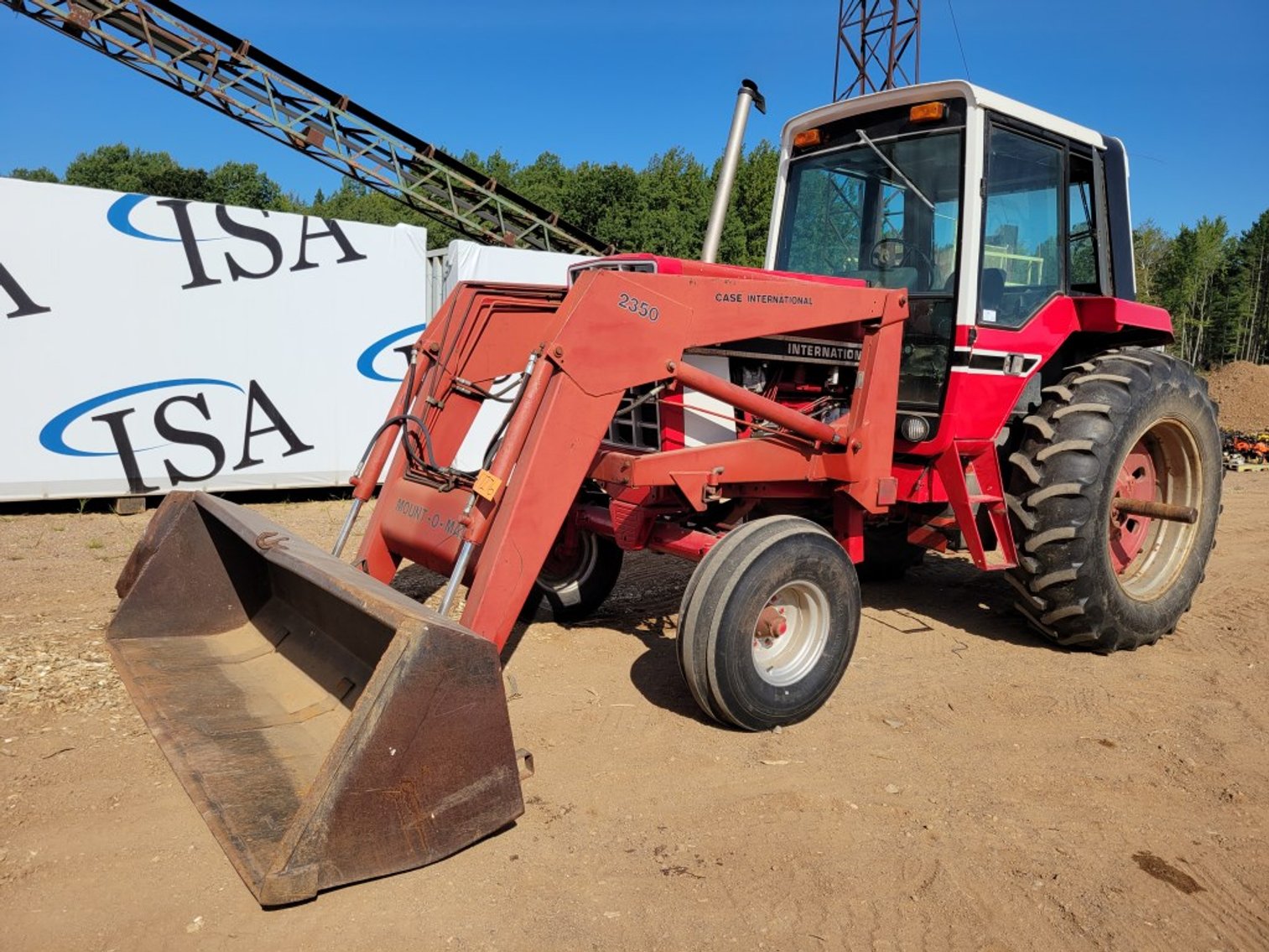 International 1086 Tractor w/ 2350 Loader