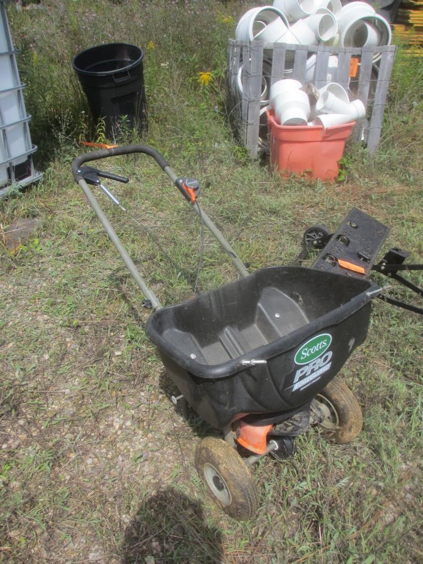 Scotts Pro Edge Guard Broadcast Spreader