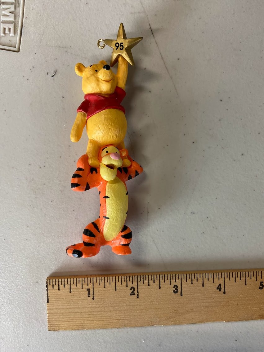Hallmark 1995 Winnie The Pooh With Tigger Ornament-QX5009-no box