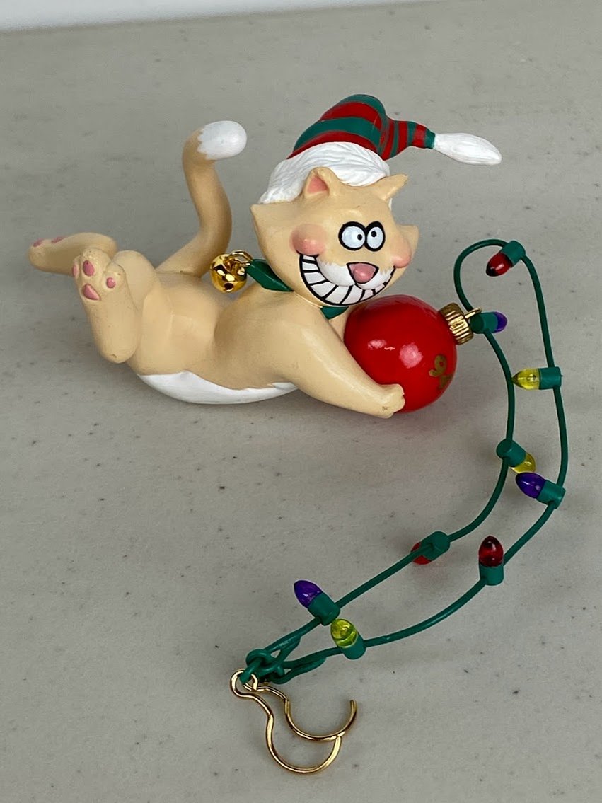 Hallmark- Cat with a ball of lights and a Christmas ball Item NO. QX5816-no box