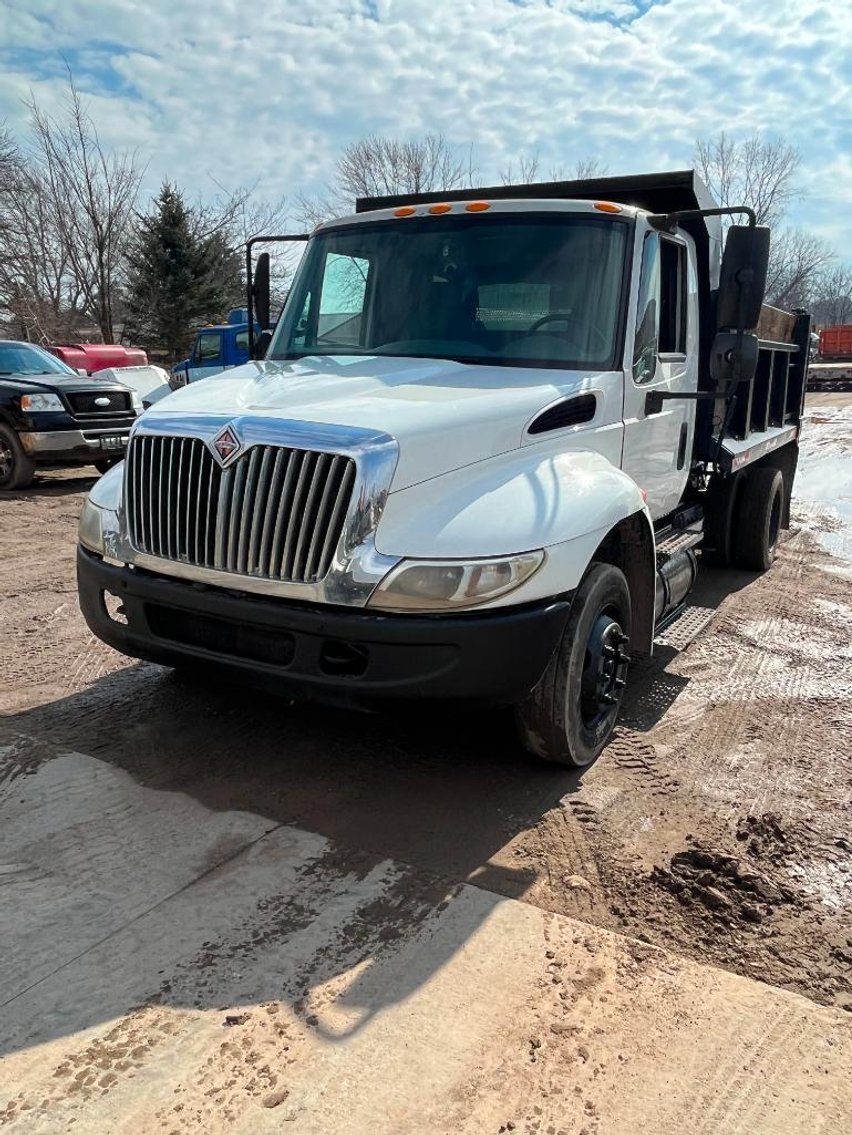 2002 International 4300 5-1/2 Yard Dump Truck - VIN 1HTMNAAMX2H500992 (Located in DePere, WI)