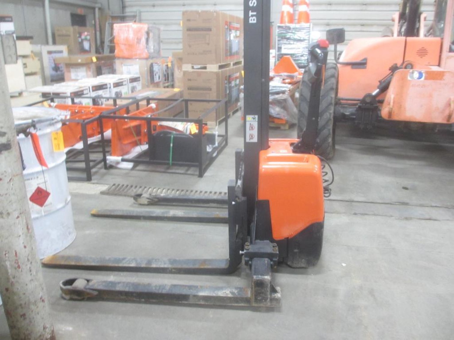 BT Stax 10 2,200Lb Lift Capacity Straddle Lift