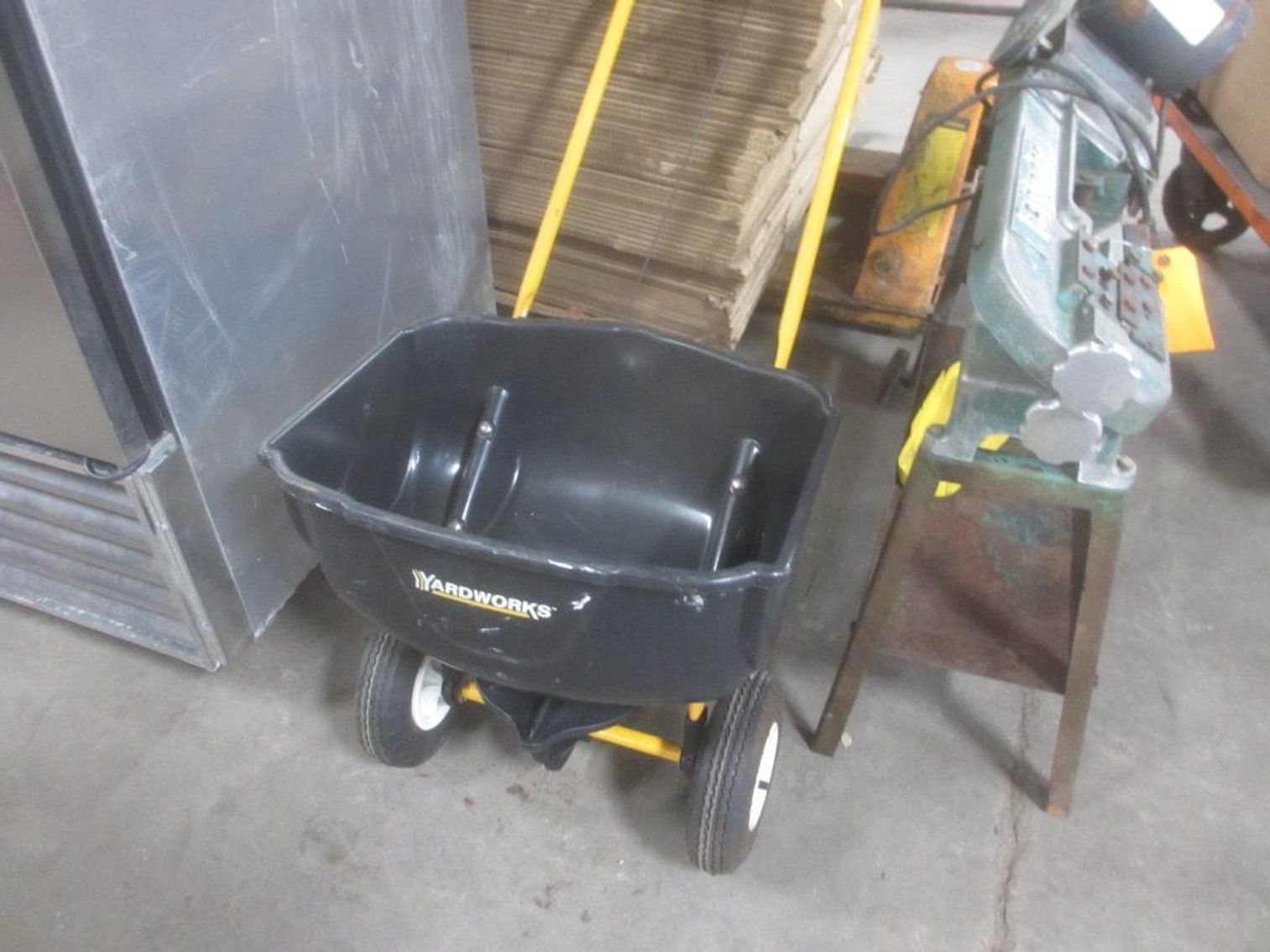 Yard Works Fertilizer Spreader (CA)