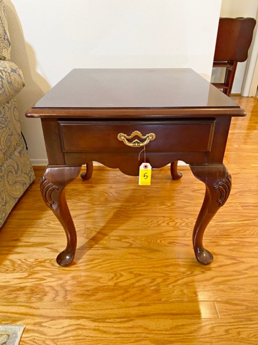 1: Thomasville Cherry Side Table with Cabriole Legs