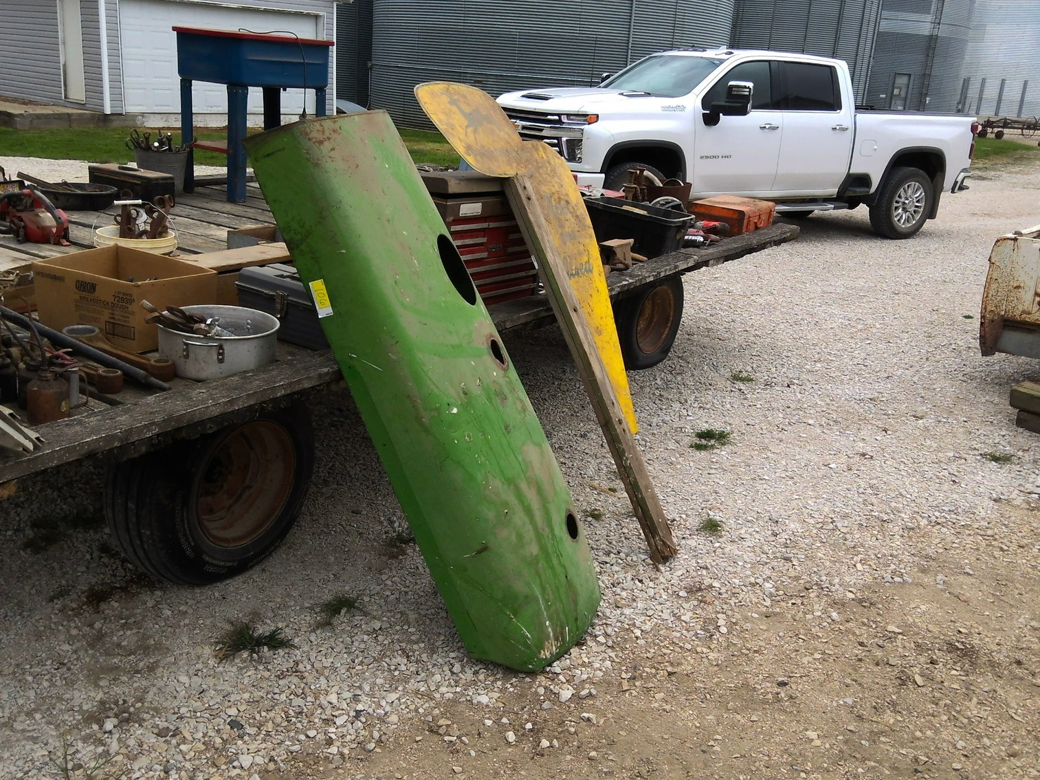 Hood off John Deere 4020