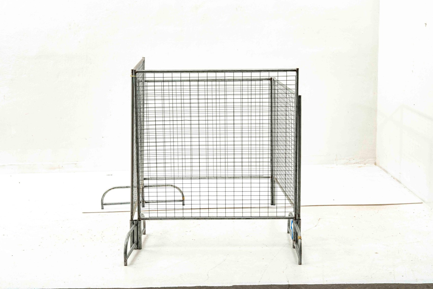 Wired Gate w/ Feet