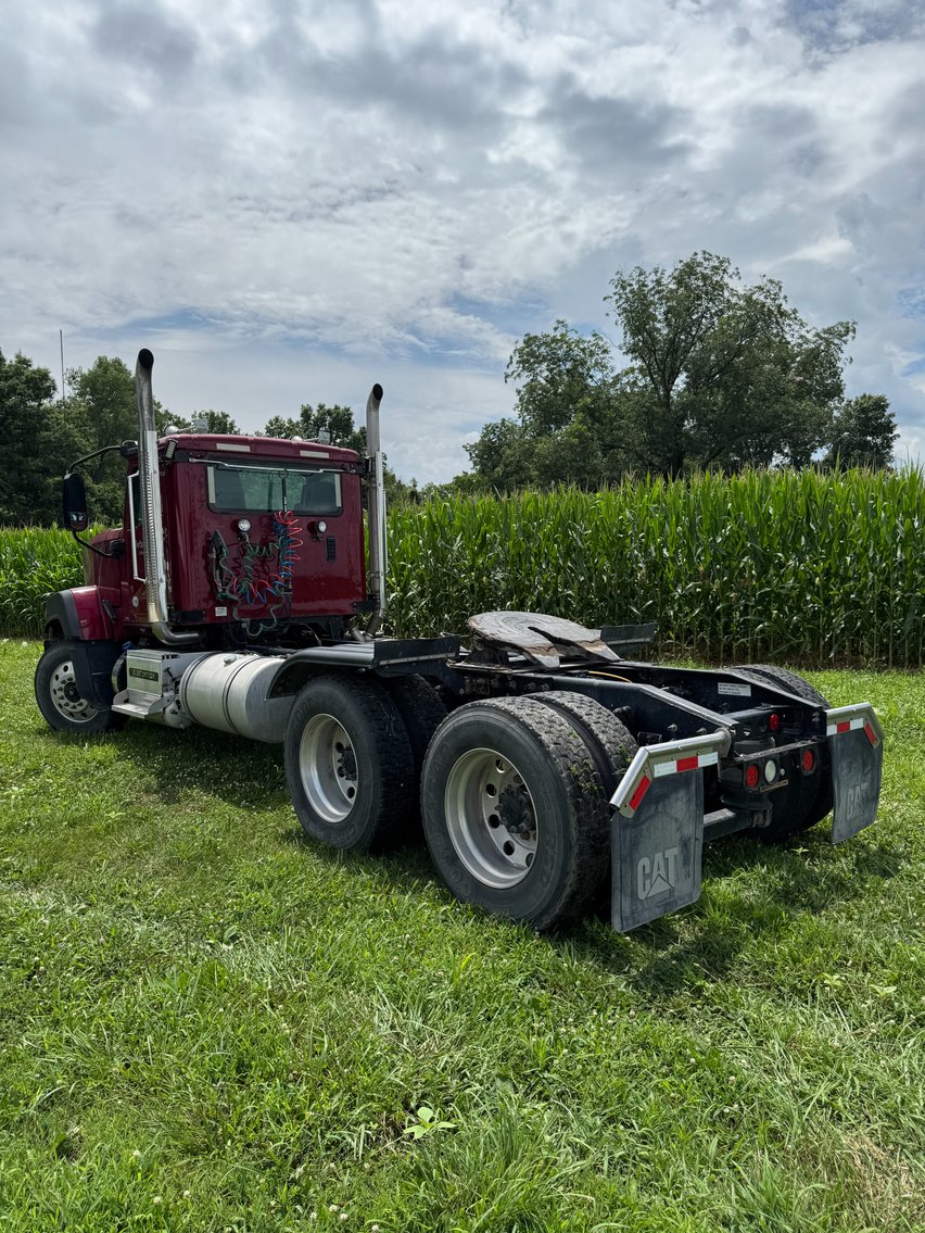 Image for 2016 Caterpillar Day Cab Truck Tractor CT680L For Sale