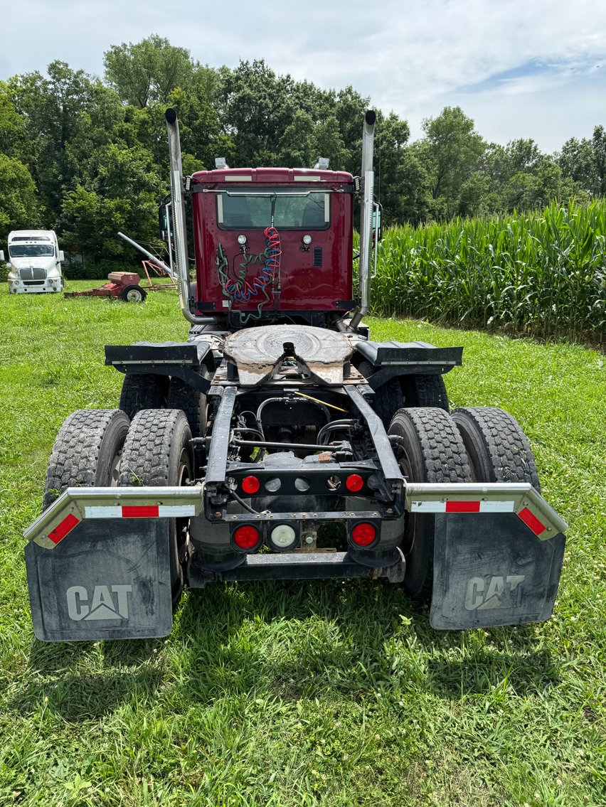 Image for 2016 Caterpillar Day Cab Truck Tractor CT680L For Sale