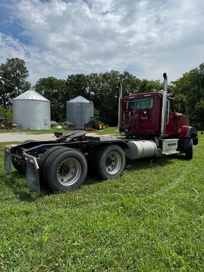 Image for 2016 Caterpillar Day Cab Truck Tractor CT680L For Sale
