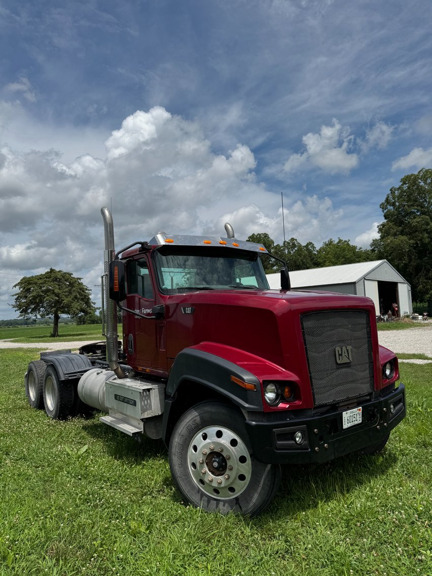 Image for 2016 Caterpillar Day Cab Truck Tractor CT680L For Sale