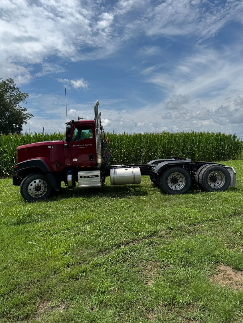 Image for 2016 Caterpillar Day Cab Truck Tractor CT680L For Sale