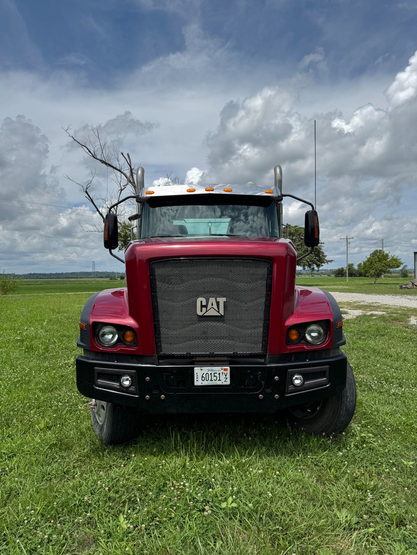 Image for 2016 Caterpillar Day Cab Truck Tractor CT680L For Sale