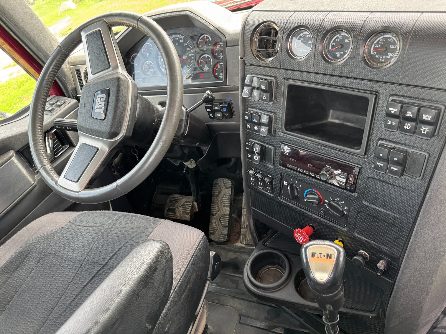Image for 2016 Caterpillar Day Cab Truck Tractor CT680L For Sale