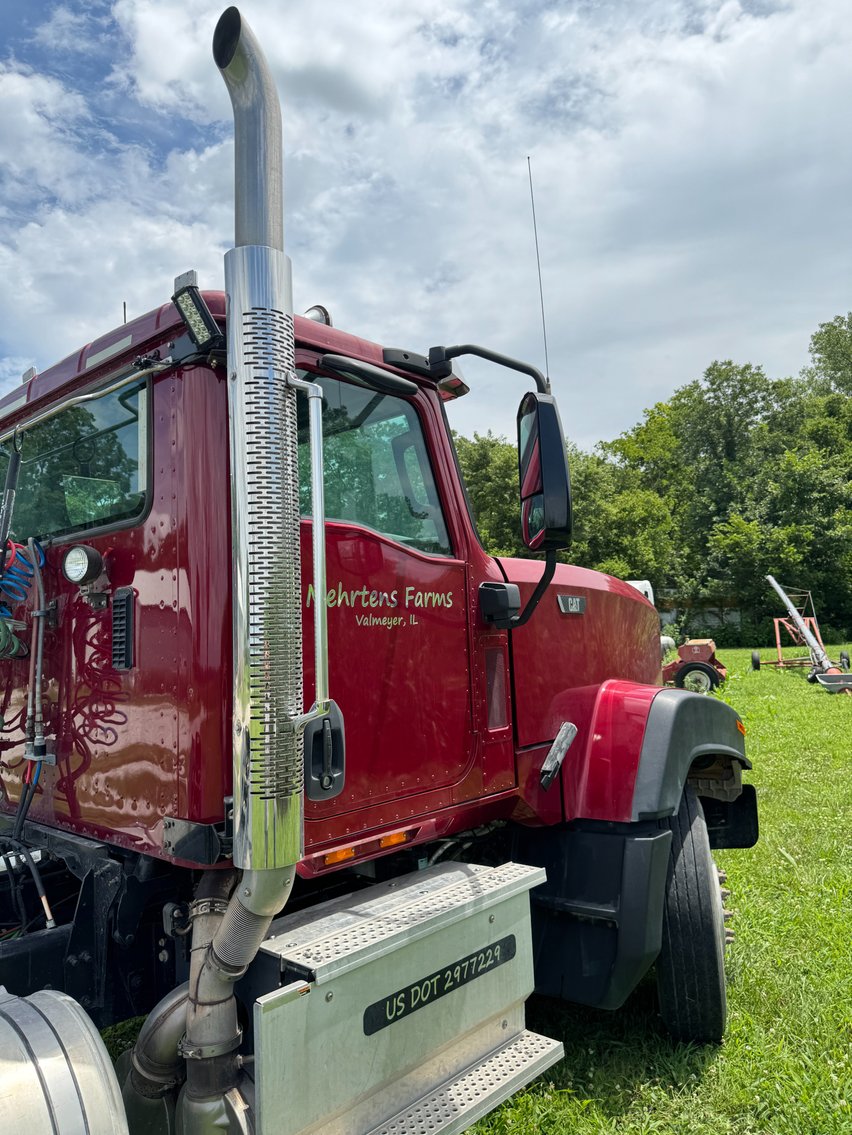 Image for 2016 Caterpillar Day Cab Truck Tractor CT680L For Sale