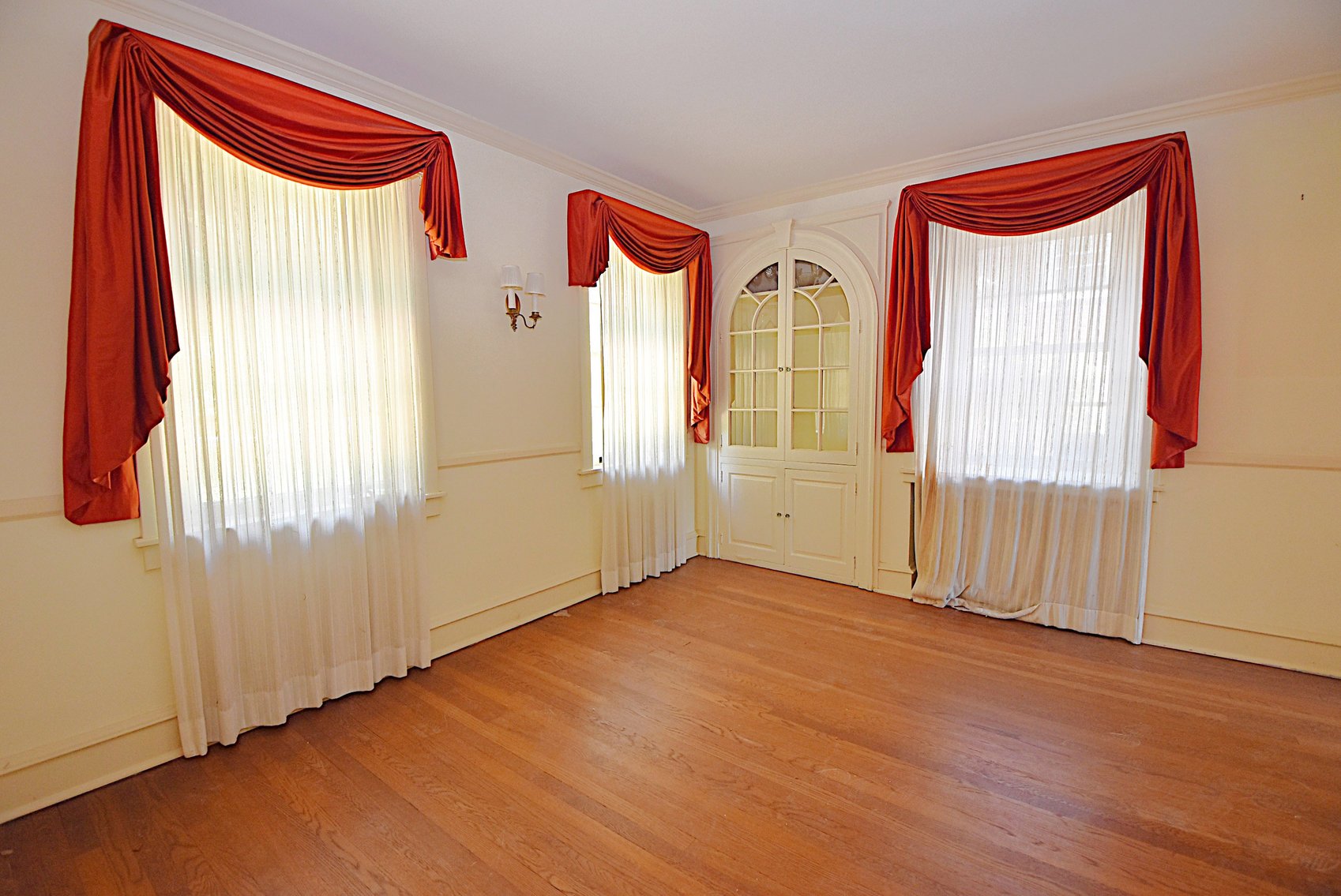 Image for Sold! Real Estate For Auction | 19 Farm Road, Wayne, PA 19087 | July 17, 2025 at 4:00 PM