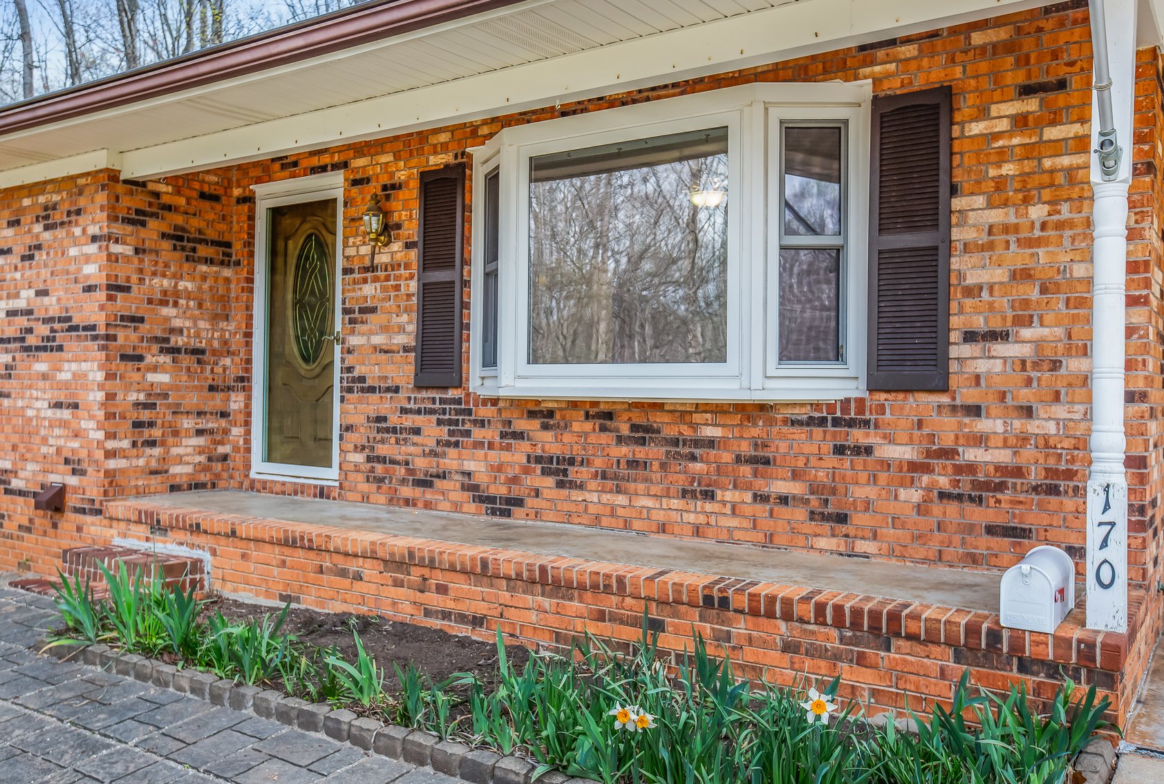 Advance Brick Rancher Auction