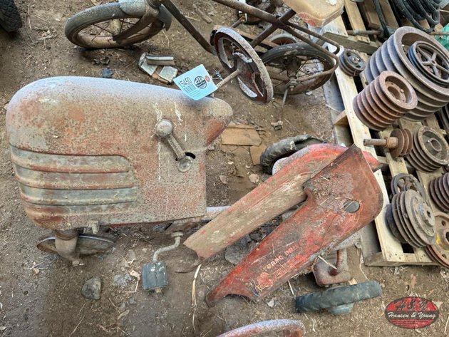 Image for Trac Vintage Pedal Tractor