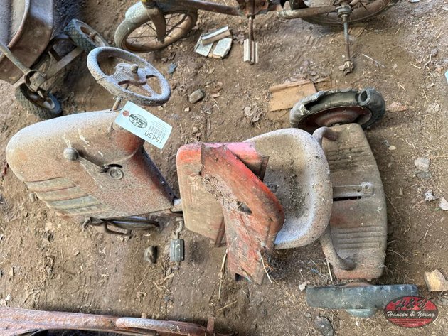 Image for Trac Vintage Pedal Tractor