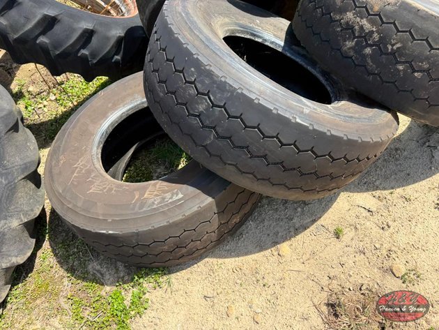 Image for (4) 425/65R22.5 Tires
