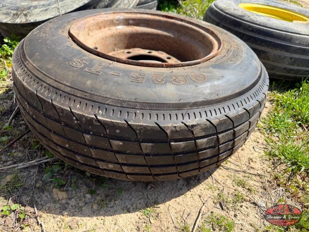 Image for Gladiator ST235/80R16 Tire on 8 Bolt Rim