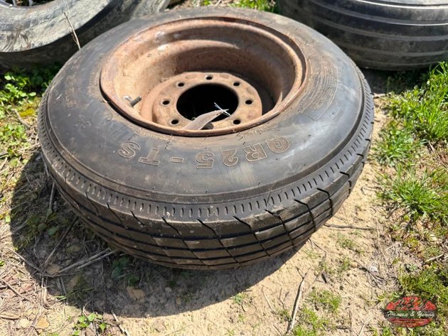 Image for Gladiator ST235/80R16 Tire on 8 Bolt Rim