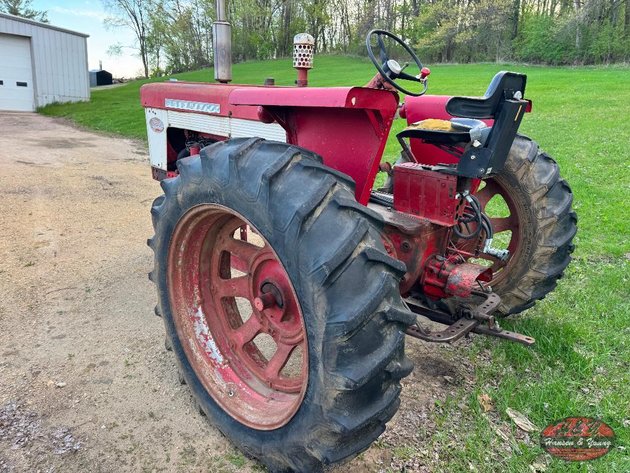 Image for International 560 Tractor
