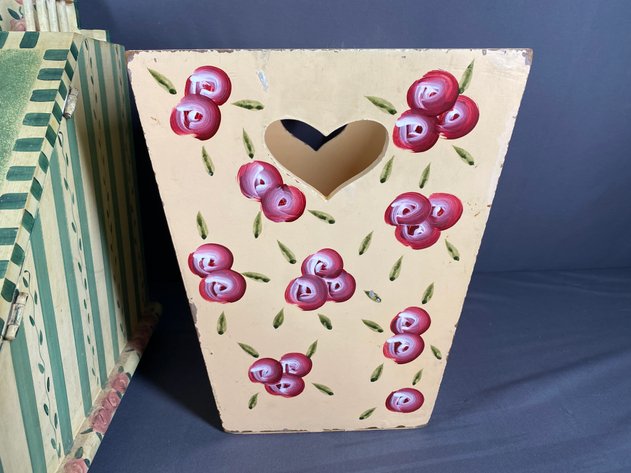 Image for Assortment of Whimsical and Hand Painted Decor and Vintage Table Lamp