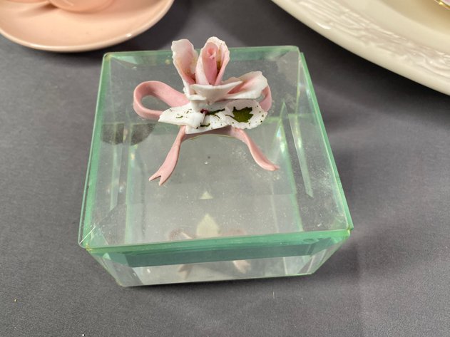 Image for Assortment of Vintage Decor