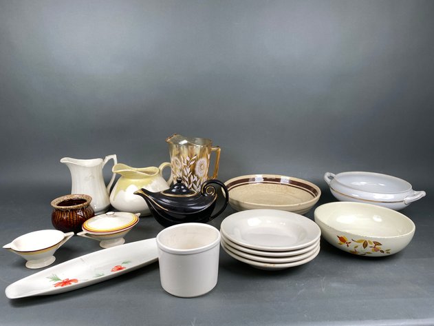 Image for Assortment of (16)  Vintage Serving Ware Pieces